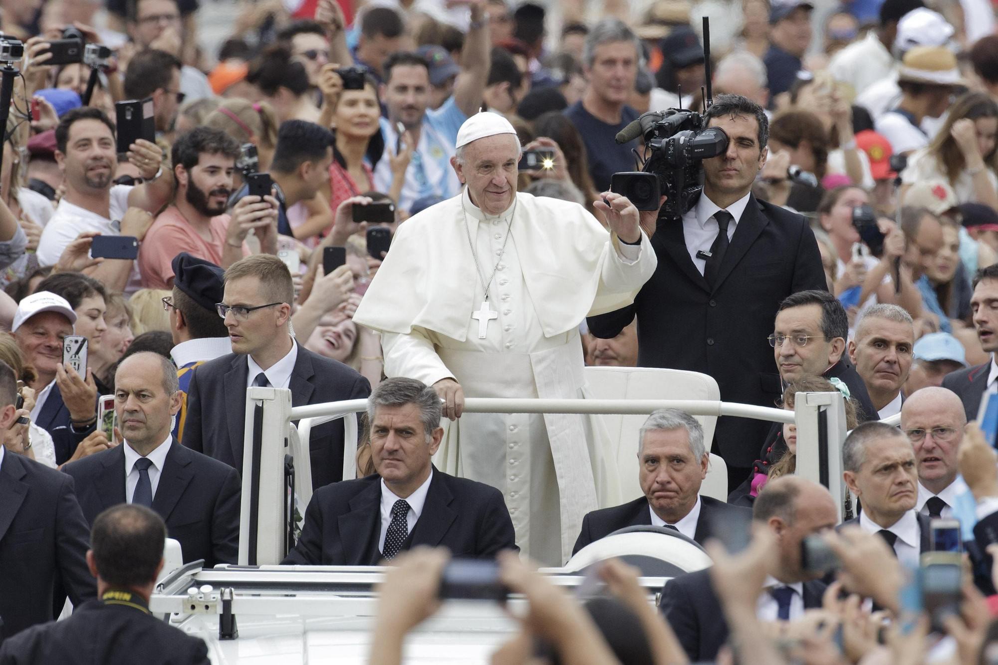 Papa Francisco entre fieles