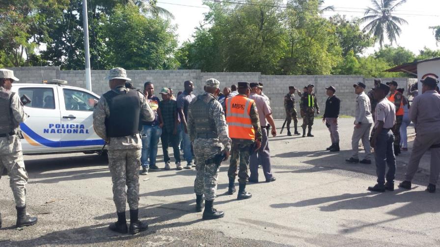 Puerto de Boca Chica amanece militarizado debido a conflicto por carga de asfalto Puerto de Boca Chica amanece militarizado debido a conflicto por carga de asfalto