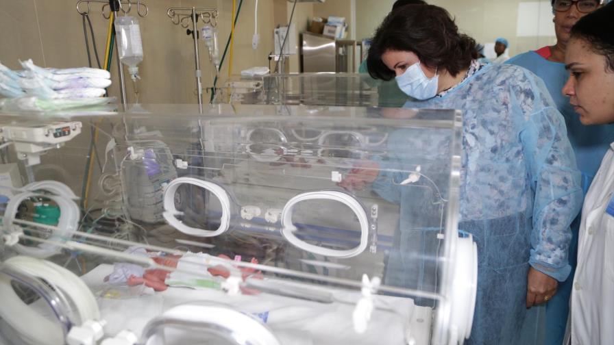 Vicepresidenta se solidariza con madres de los 14 bebés fallecidos en maternidad La Altagracia
