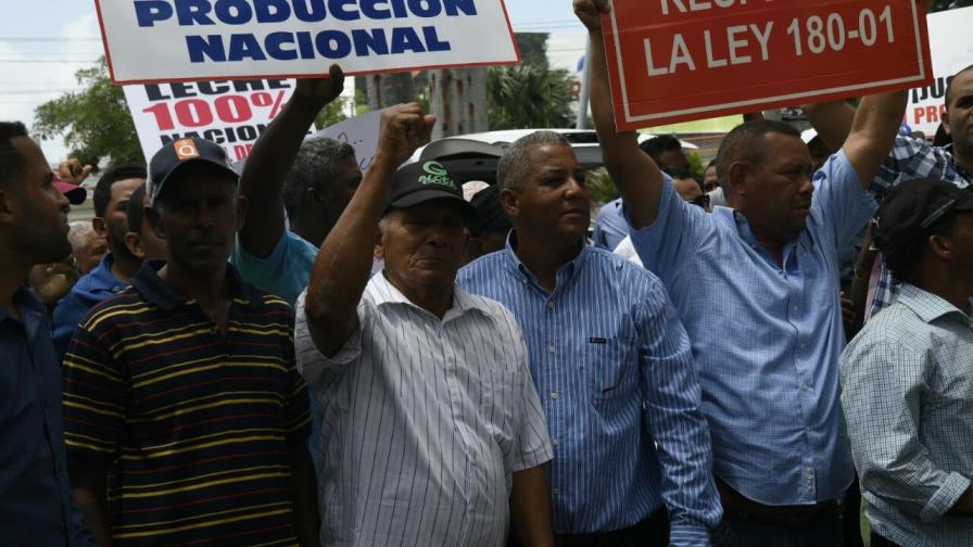  Cientos de ganaderos protestan frente al Ministerio de Agricultura