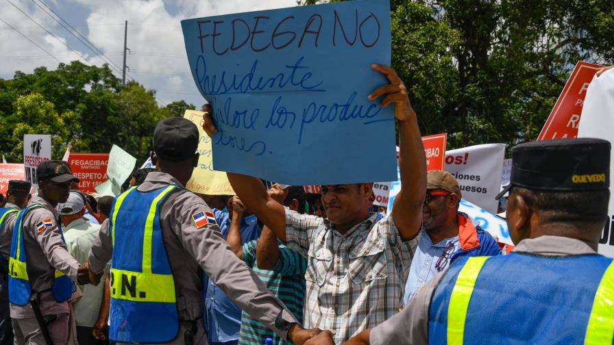 Ganaderos exigen solución al problema del mercado de leche en el país Ganaderos exigen solución al problema del mercado de leche en el país