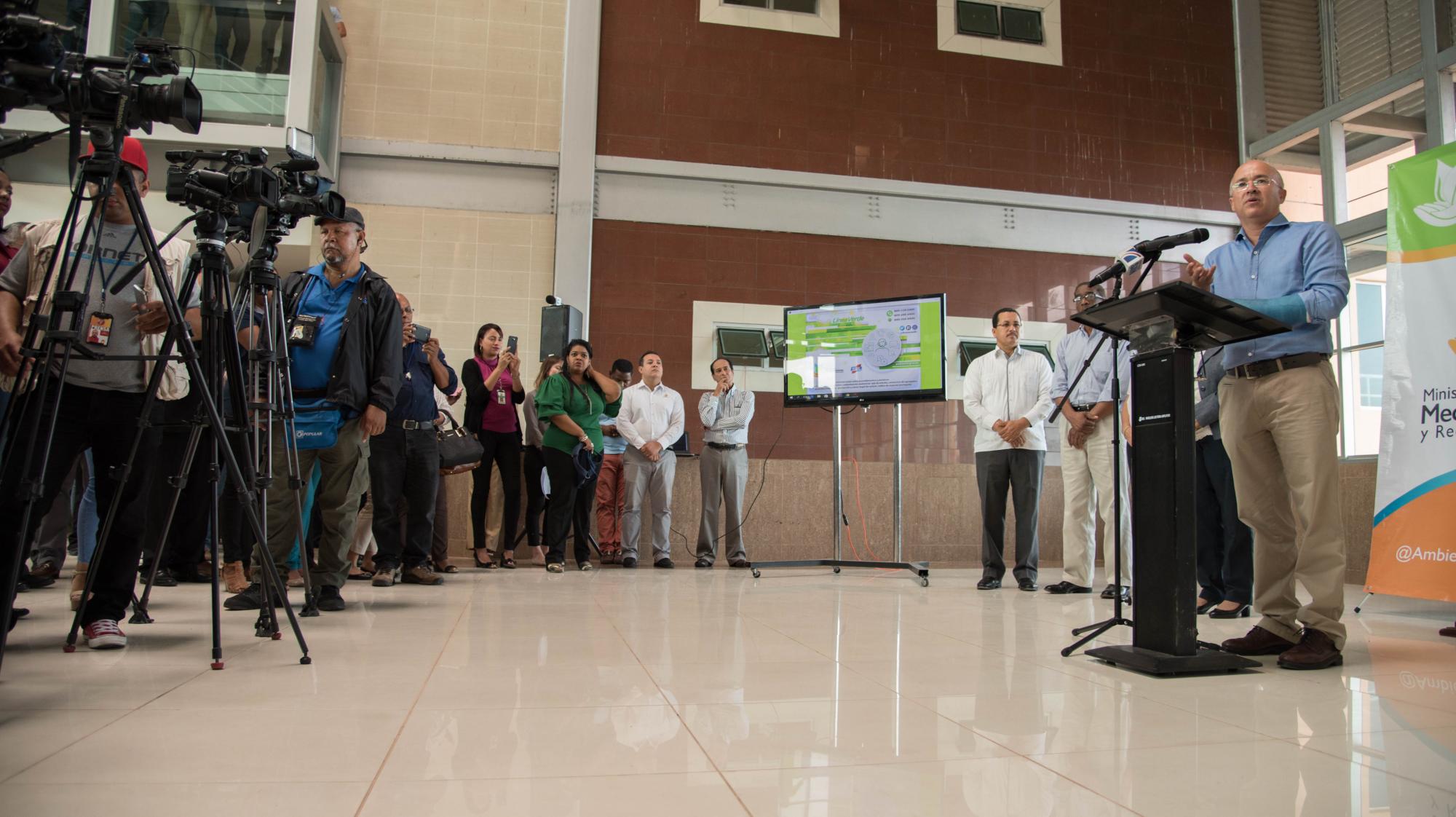 El Ministro Dominguez Brito durante la rueda de prensa.