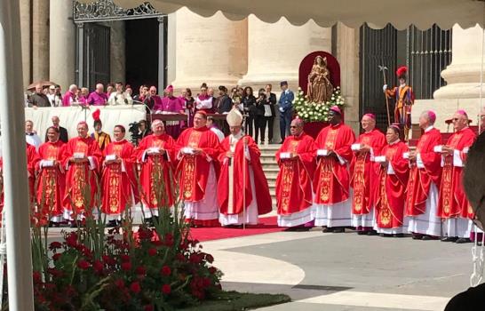 El papa entrega palio arzobispal a Francisco Ozoria