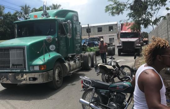 Camioneros bloquean acceso al puerto Andrés por importación de asfalto
