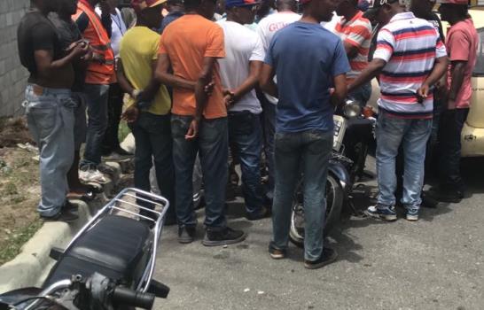 Camioneros bloquean acceso al puerto Andrés por importación de asfalto