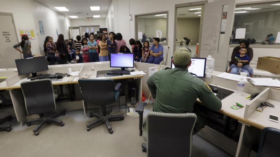 EE.UU. inicia detenciones de padres pagan para traer a sus hijos al país