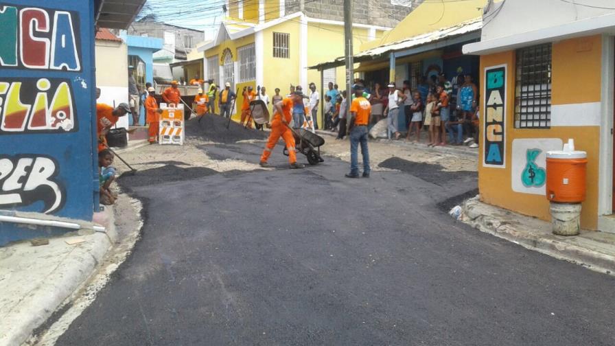 Obras Públicas bachea calles, fumiga miles de viviendas y entrega más de 75 mil galones de agua en sectores del DN