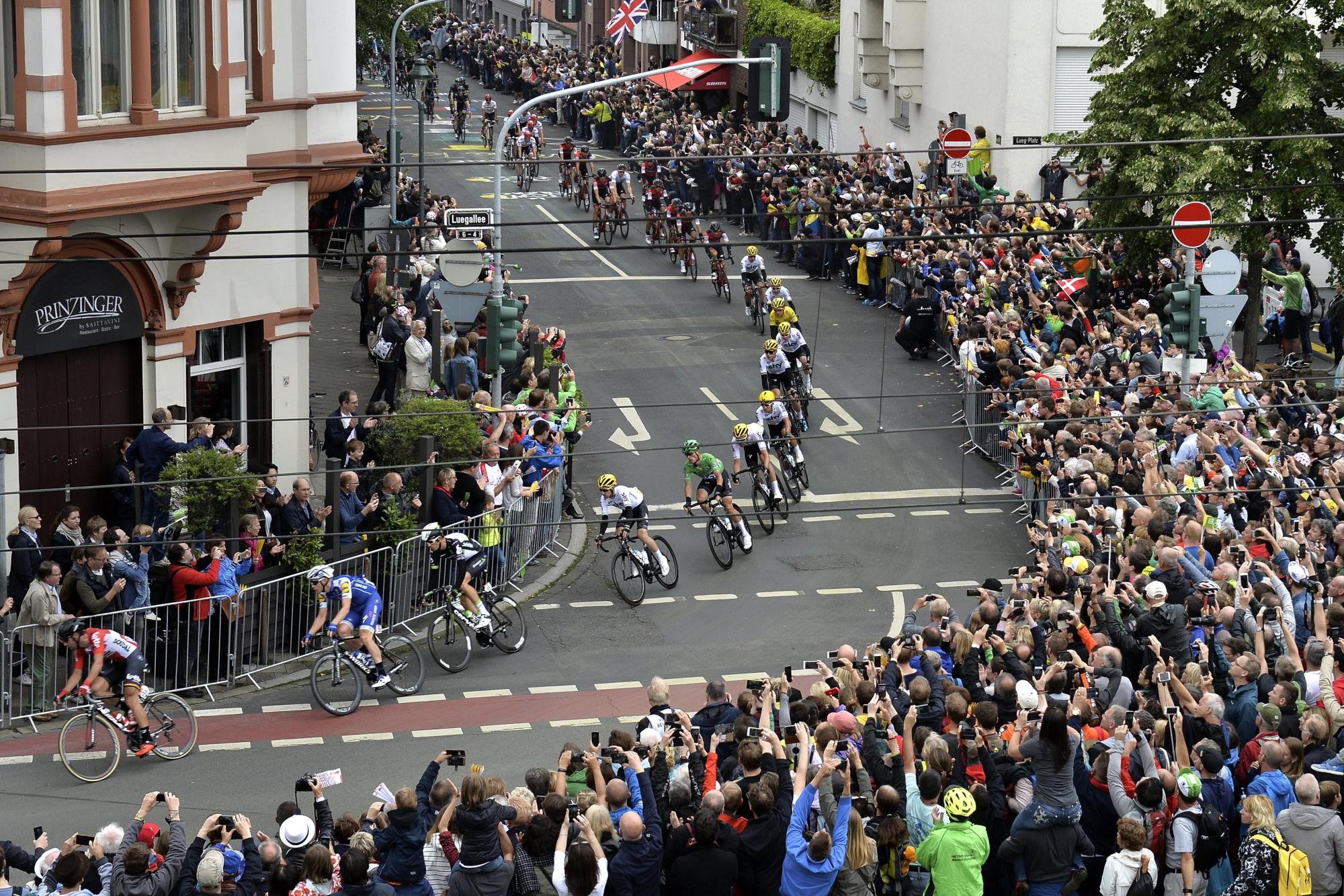 El grupo de corredores pasa el Luegallee en Duesseldorf durante la 2ª etapa de la 104ª edición de la carrera de ciclismo del Tour de Francia en 203,5km en Duesseldorf, Alemania, el 02 de julio de 2017.