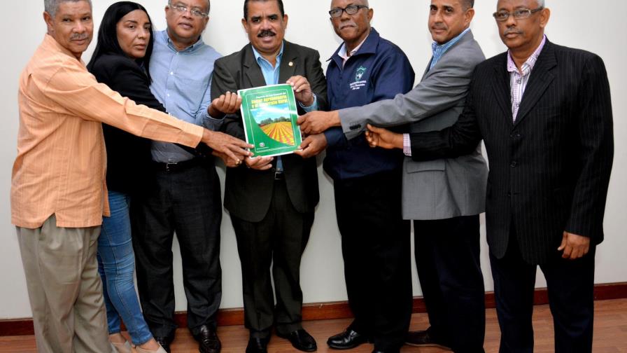 Profesionales apoyan proyecto de ley agropecuaria del senador Sánchez Roa