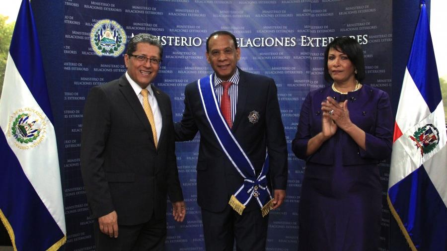 Gobierno de El Salvador condecora a embajador José Castillo Betances