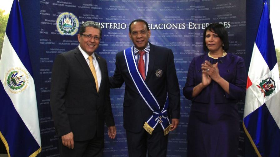 Gobierno de El Salvador condecora a embajador José Castillo Betances
