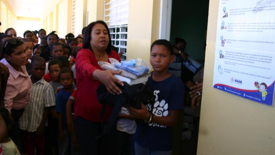 INABIE empieza a entregar 450 mil paquetes de útiles escolares a estudiantes