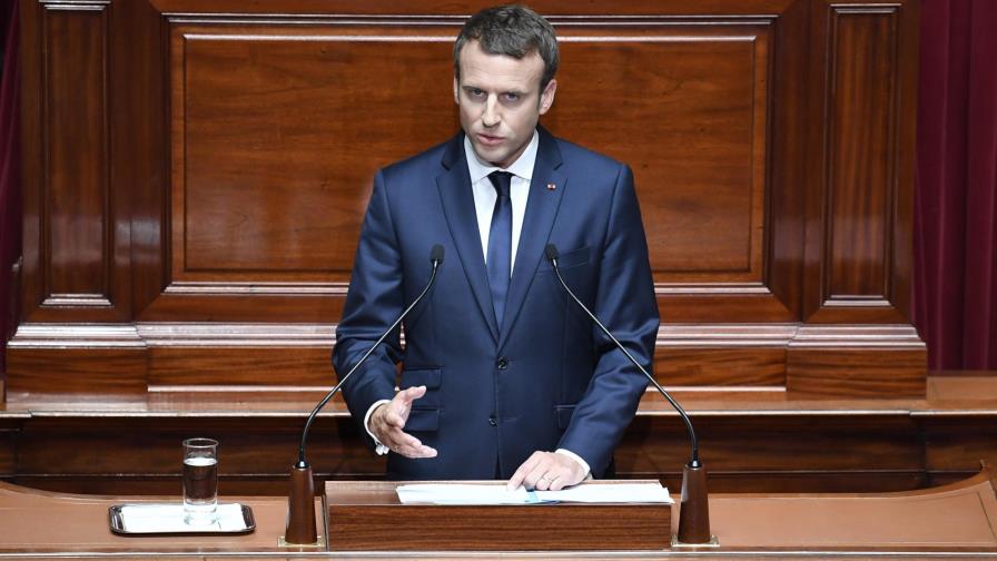 Macron se propone reducir un tercio del número de diputados y senadores 