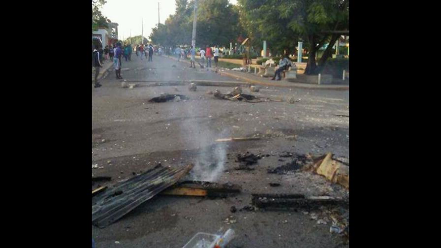 Protestan por apagones en Quisqueya; disturbios paralizan comercio