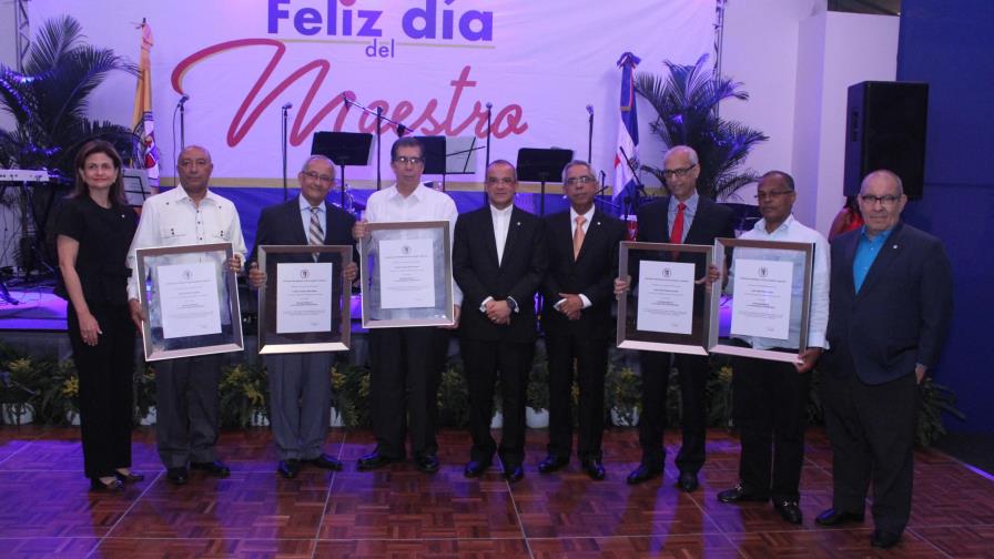 PUCMM reconoce la excelencia de varios docentes