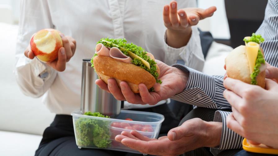 ¿Llevar almuerzo al trabajo o comer fuera?
