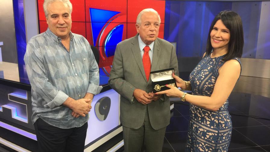 Alcalde de Miami entrega llave de la ciudad a Fernando y Alicia