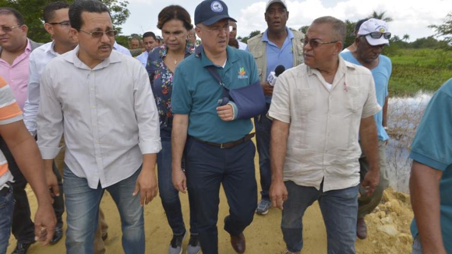  Ministro de Medio Ambiente supervisa trabajos de muro en Laguna Saladillo y recorre otras áreas protegidas 
