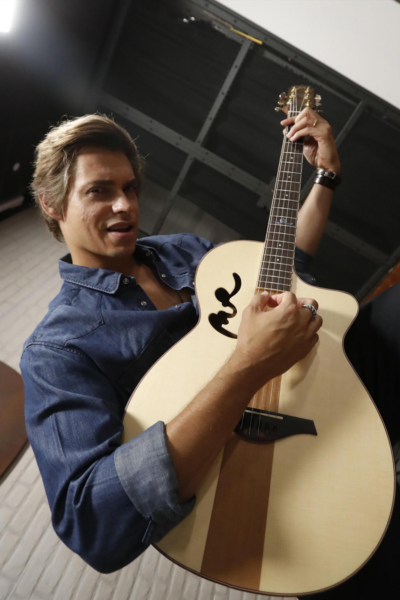  El cantante venezolano Carlos Baute  tiene previsto ofrecer conciertos como el del 16 de julio en Almería, y ya en agosto por Colombia. EFE/Javier Lizón