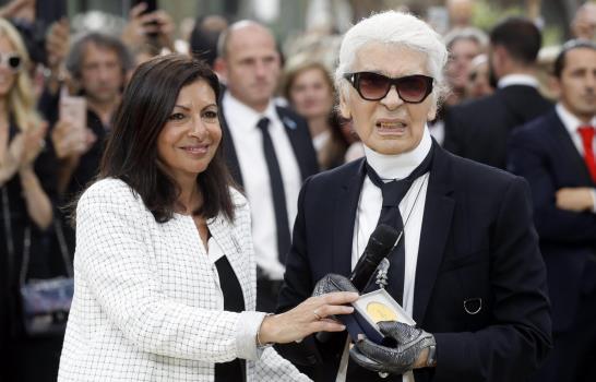 Lagerfeld rinde homenaje a París y es reconocido