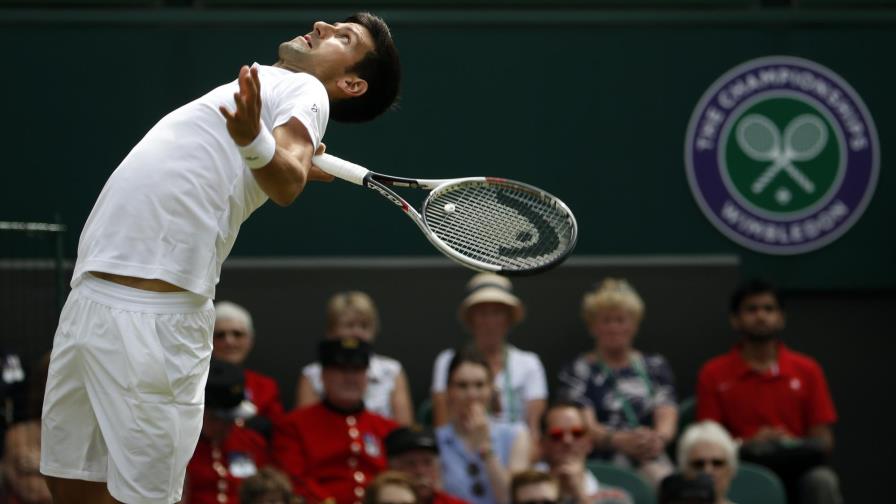Federer y Djokovic avanzan en Wimbledon por la vía rápida