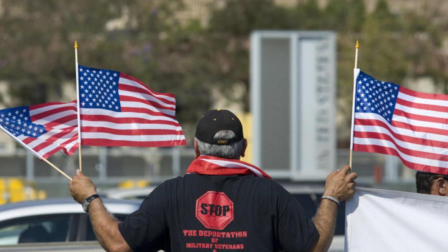 Veteranos de EE.UU. deportados marchan en la frontera con motivo del 4 de Julio