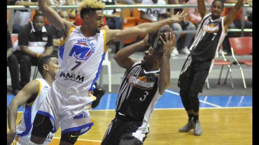 Huracanes frenan racha de los Metros en su casa; Beidler marca tiro libre clave