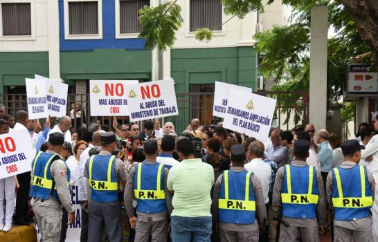 Fotos: Médicos montan vigilia frente al Consejo de la Seguridad Social