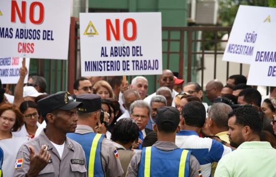 Fotos: Médicos montan vigilia frente al Consejo de la Seguridad Social
