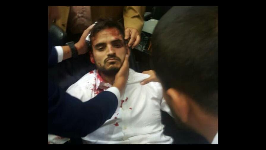 VIDEO: Grupos violentos irrumpen en Parlamento venezolano y hieren a diputados 