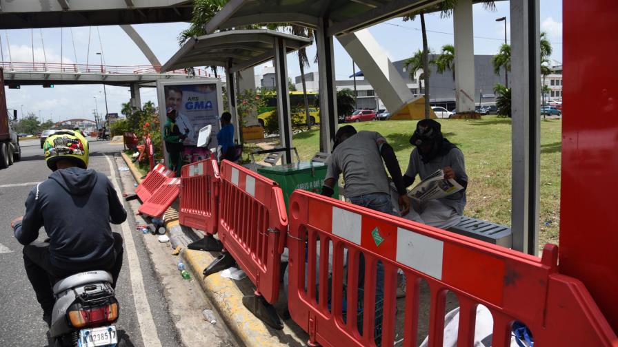 Anulan estación de guagua con vallas plásticas
Anulan estación de guagua en con vallas plásticas en la Kennedy