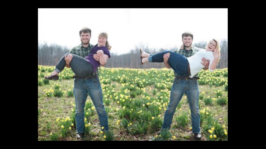 Hombre propone matrimonio a la novia y a la cuñada