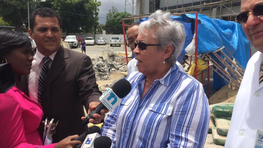 Ministra de Salud llama a trabajar al Colegio Médico 