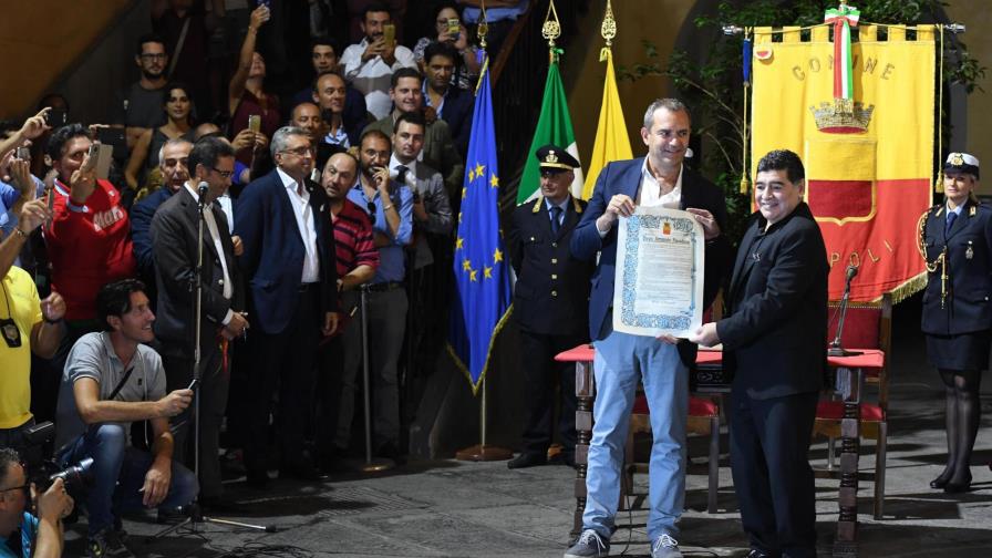 Maradona dice que sufrió insultos racistas cuando jugó en el Nápoles