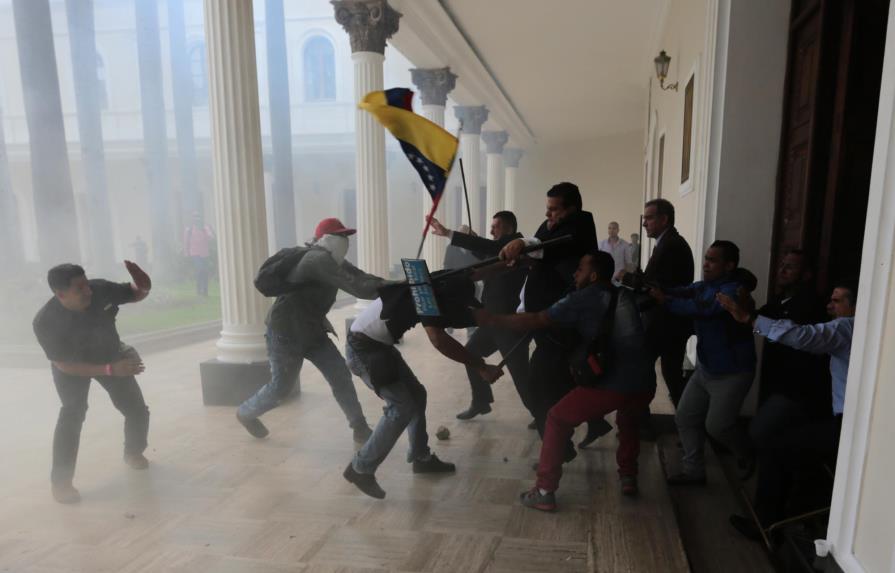 Evacuan Parlamento venezolano tras unas nueve horas de asedio de oficialistas