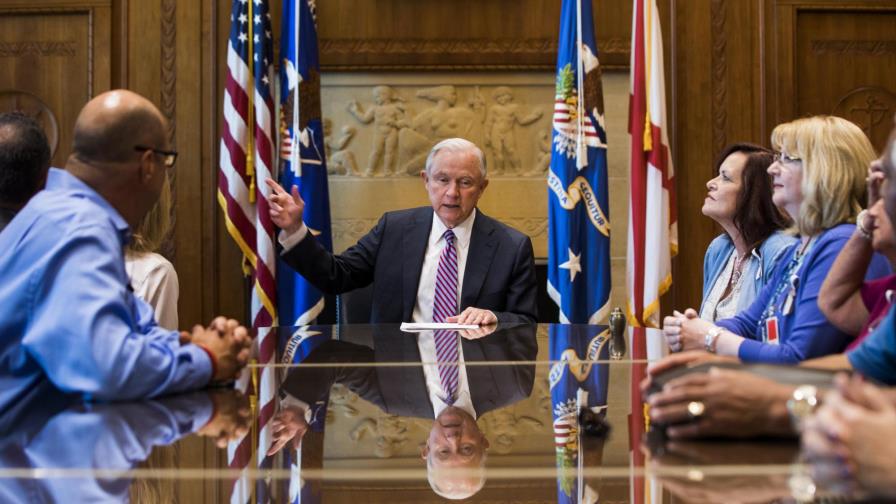 Fiscal general de EE.UU. condena “trágico” asesinato de policía en Nueva York