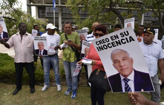 Fotos: Demostraciones de apoyo a Andrés Bautista y Temístocles Montás previo a la apelación de medida de coerción