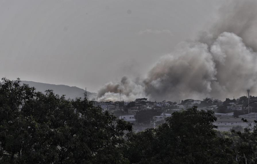 Continúa incendio en vertedero Rafey y gran humareda en Santiago