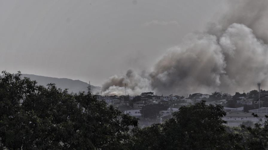 Continúa incendio en vertedero Rafey y gran humareda en Santiago