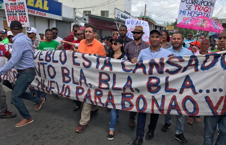 Marchan en demanda de un hospital en Bonao