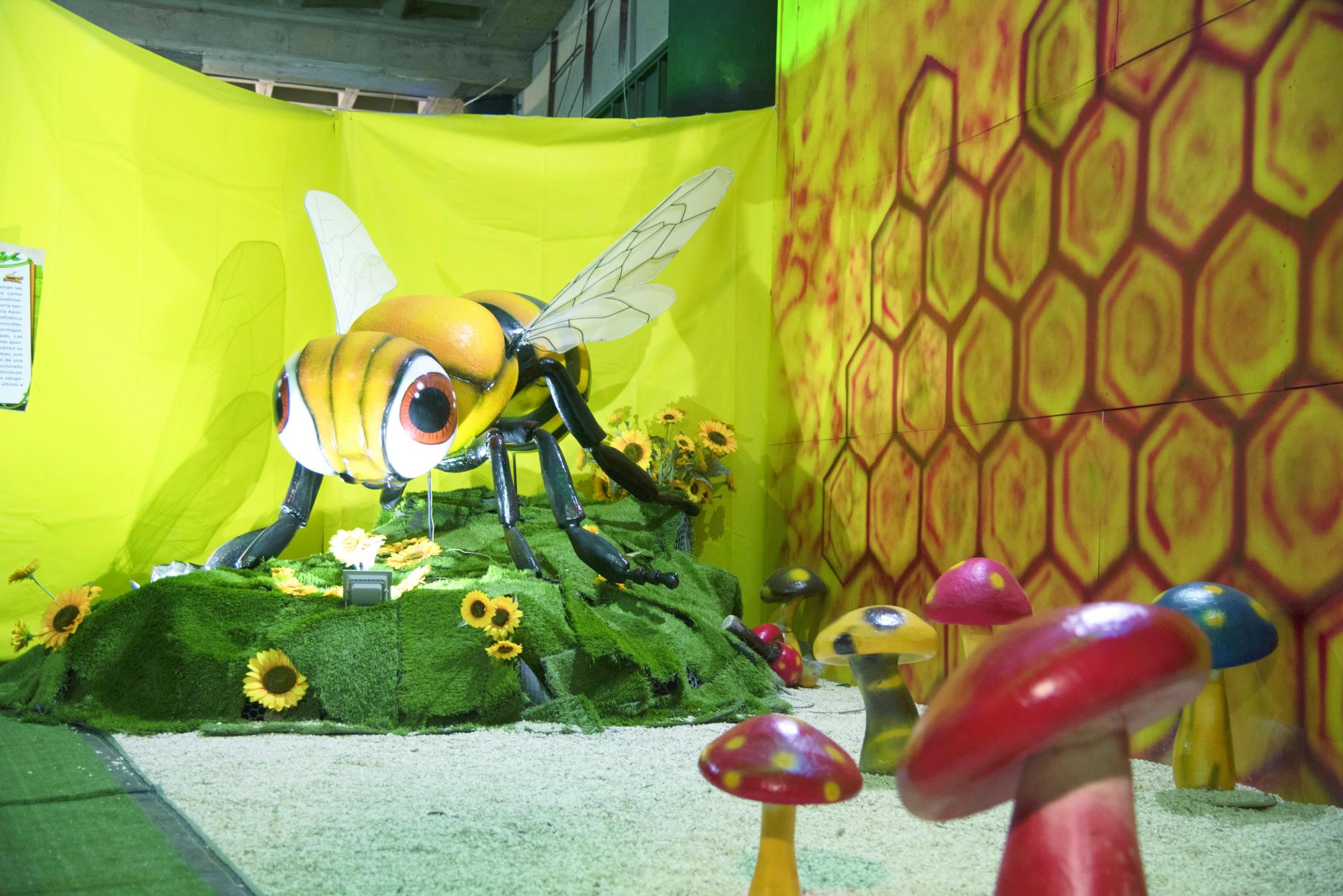 La abeja sobre la flor.