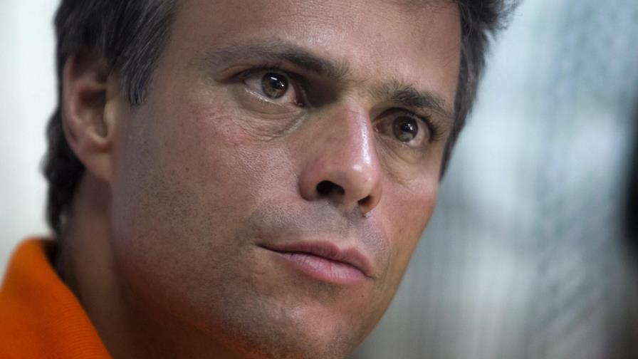 Leopoldo López sale de la prisión; es puesto en arresto domiciliario