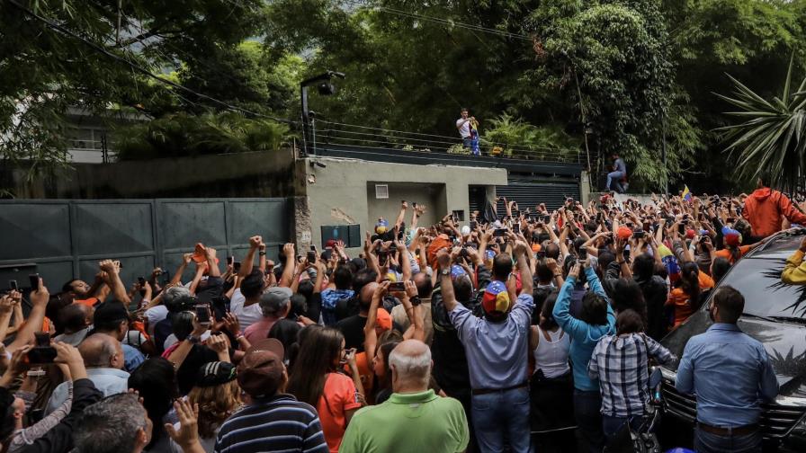 “¡Sí se puede!”: Euforia frente a la casa de Leopoldo López en Caracas