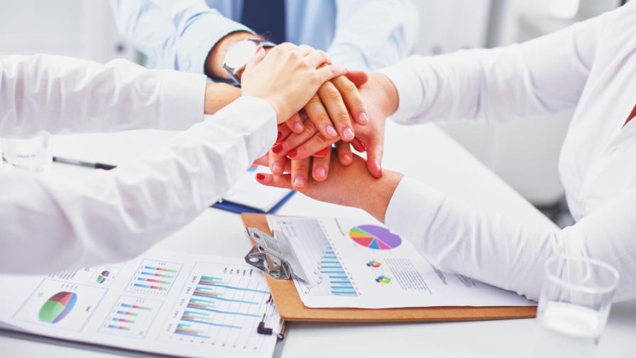 La combinación de expertos y no expertos puede energizar tu equipo