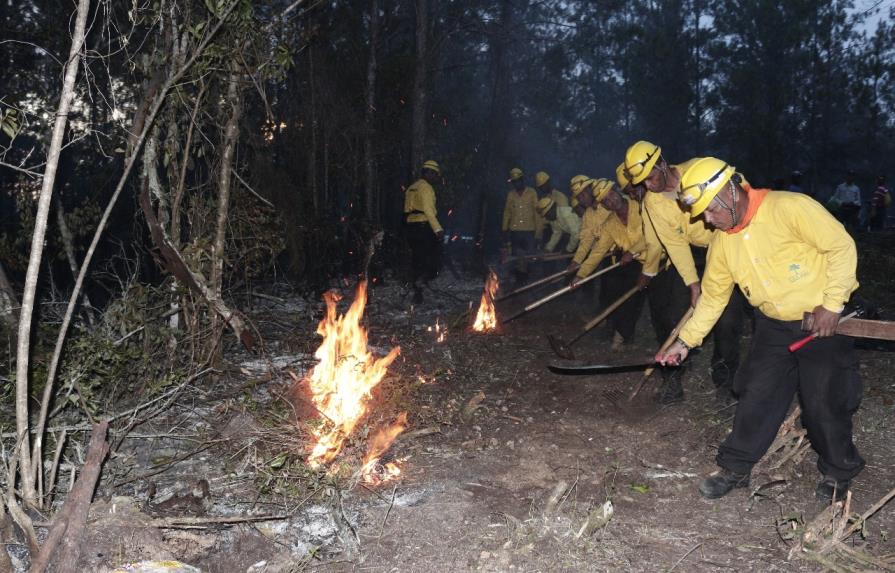 Traficantes de Guaconejo incendian Sierra de Bahoruco y afectan miles de tareas de bosque