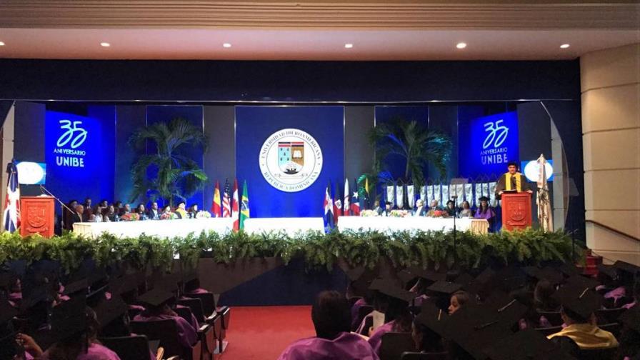UNIBE gradúa 730 nuevos profesionales en varias carreras