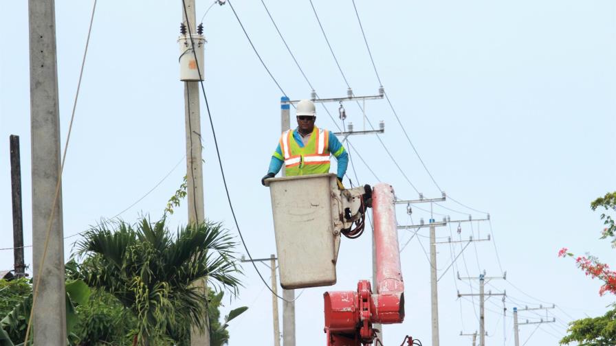 EDENORTE rehabilita redes e instala 24 horas de luz en Villa Tapia