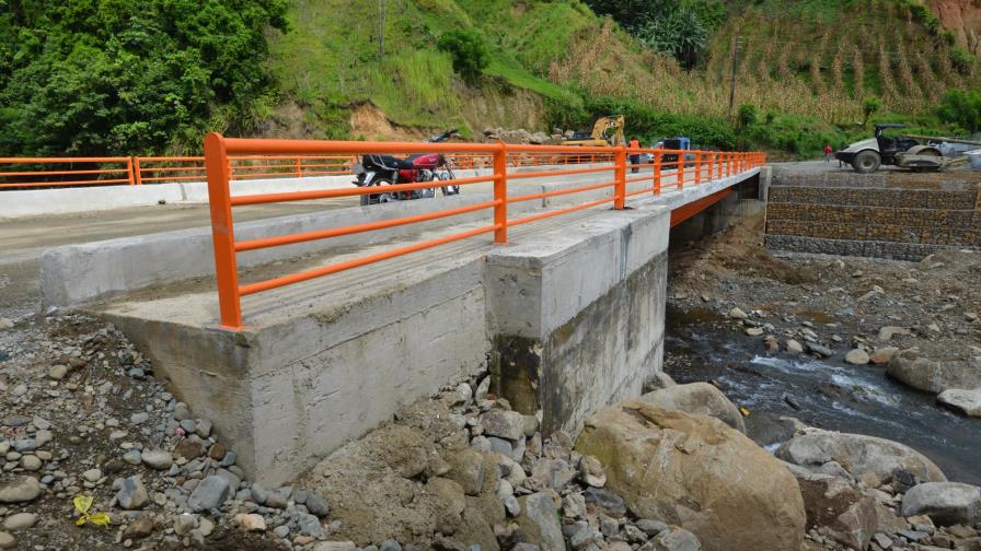 Construyen  puente sobre río Yuboa reclamado desde hace 10 años
