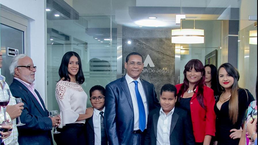 Firma de abogados inaugura centro jurídico 