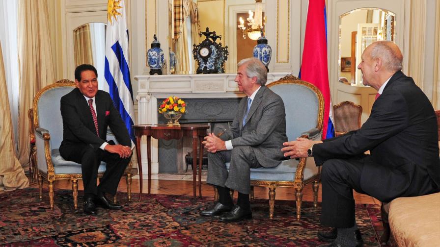 Embajador Luis Arias presenta Cartas Credenciales en Uruguay